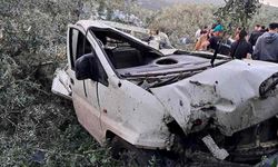 Feci kaza! Hurdaya dönen kamyonetten sağ çıktı