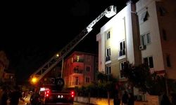 Daireyi saran alevler apartman sakinlerini çatıya çıkarttı