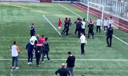 U-15 Futbol Ligi şampiyonluk maçında saha karıştı
