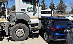 Beton mikseri ile otomobil çarpıştı: 1 yaralı