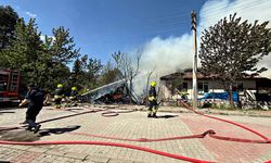 Odunlukta çıkan yangın eve sıçradı: Tek katlı ev küle döndü