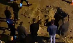 Tazyikli su asfaltı patlattı: İki araçta hasar oluştu
