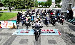 Kural ihlali yapmayan 3 motosikletliye plaket verildi