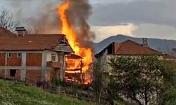 Ahşap ev ve traktör alevlere teslim oldu