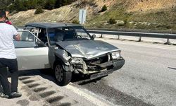 D100'de otomobil kamyona çarptı: 2 yaralı