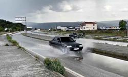 Sağanak yağış etkili oldu, yollarda su birikintisi oluştu