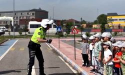 Polisten çocuklara sevgi dolu yaklaşım