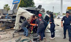 Antalya'da freni patlayan zift yüklü kamyon ortalığı savaş alanına çevirdi