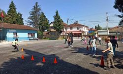 Okul bahçesinde geleneksel oyunları oynadılar