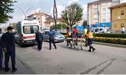 Yolun karşısına geçmeye çalışan anne ve kızına otomobil çarptı: 2 yaralı