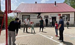 Üniversite öğrencilerinden köy okuluna anlamlı destek