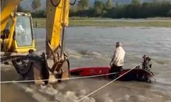 Uyarılara aldırış etmedi, traktörüyle akarsuda mahsur kaldı