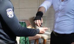 Tuvalette bulduğu altın dolu keseyi polise teslim etti