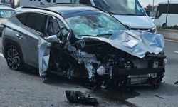 Otomobil üst geçit ayağına çarptı;2 yaralı