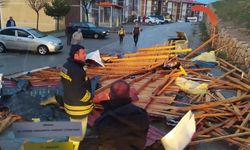 Kuvvetli rüzgar evlerin çatılarını uçurdu