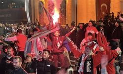 Oyun havalarıyla play-off galibiyeti kutlandı