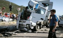 Tır, kırmızı ışıkta bekleyen otobüs ve otomobile çarptı: 6 yaralı