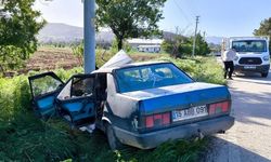 Elektrik direğine çarpan Tofaş hurdaya döndü: 2 yaralı