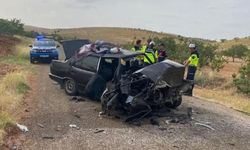 İki otomobil kafa kafaya çarpıştı: 1'i ağır 8 yaralı
