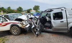 Otomobiller kafa kafaya çarpıştı: 1 ölü, 4 yaralı