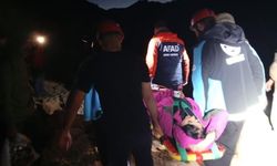 Kayalıklardan düşen kadını ekipler kurtardı