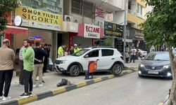 Fren yerine gaza basınca kaldırıma çıktı