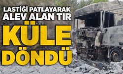 Lastiği patlayarak alev alan tır küle döndü