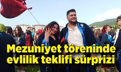 Mezuniyet töreninde evlilik teklifi sürprizi