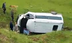Minibüs şarampole yuvarlandı: 2’si ağır 5 yaralı