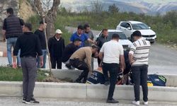 Virajı alamayan motosiklet refüje çarptı: 1 ağır yaralı