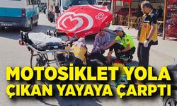 Seyir halindeki motosiklet yola çıkan yayaya çarptı: 2 yaralı