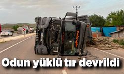 Odun yüklü tır devrildi, sürücü yaralandı