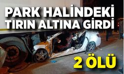Otomobil, park halindeki tırın altına girdi: 2 ölü