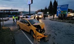 Ticari taksi ve otomobil çarpıştı: 6 yaralı