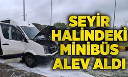 Seyir halindeki minibüs alev aldı