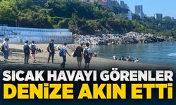 Sıcak havayı görenler denize akın etti