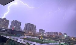 Kayseri'de şimşekler geceyi aydınlattı