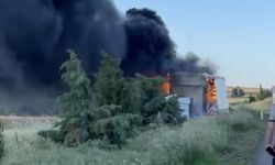 Çanakkale’de yol kenarına devrilen tır alev alev yandı