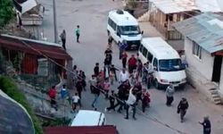 Kocaeli'deki iki grubun kavgasında tuğlalar havada uçuştu