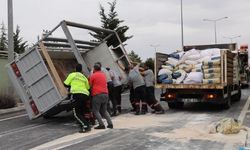 Un yüklü kamyonet devrildi: 2 yaralı