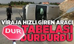 Viraja hızlı giren aracı 'DUR' tabelası durdurdu
