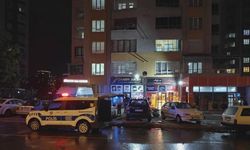 Apartmanın çatısına yıldırım düştü, park halindeki araçlar zarar gördü
