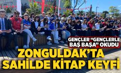 Zonguldak’ta sahilde kitap keyfi: Gençler “Gençlerle Baş Başa” okudu
