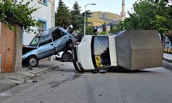 Kastamonu'da kamyonet park halindeki otomobile çarptı: 1 yaralı