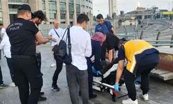 Bariyerler rüzgarın etkisiyle 2 personelin üzerine devrildi