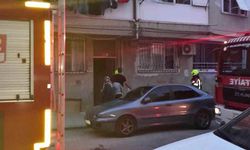 Apartman girişinde motosiklet yangını paniği