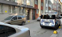 Apartmanı saran kötü kokular sonrası ekipler, çürümeye başlayan cesetle karşılaştı