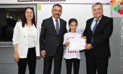 Vali Hacıbektaşoğlu öğrencilere karnelerini verdi