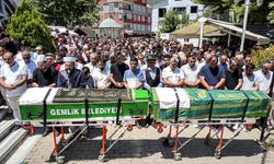 İki küçük kuzen yan yana uğurlandı