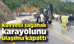 Kuvvetli sağanak karayolunu ulaşıma kapattı